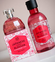 Dari penampakan packagingnya, body lotion ini didominasi warna pink pastel dengan gambar bernuansa bunga sakura (cherry blossom) dan kuil khas jepang. Japanese Cherry Blossom Body Mist Body Shop Review Off 72
