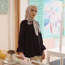 Warna hitam adalah warna yang pas di hampir semua desain. Masih Bingung Pakai Baju Hitam Cocok Dengan Warna Apa Ini Tips Padu Padannya