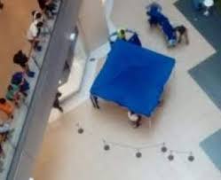 La policia provincial se encuentra abocada a esclarecer aparentemente un echo de suicidio.y trata de recontruir los ultimos movimientos.de una persona de sexo masculino.encontrada con un disparo en la cabeza.el luhar. Mujer De La Tercera Edad Se Lanza Al Interior Del Mall Costanera Center En Santiago Y Se Suicida