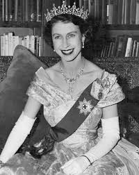 La reina isabel ii se mostró entristecida por la muerte de uno de los dos cachorros que le regalaron para hacerle compañía poco antes de que fall. Beautiful Young Queen Elizabeth Ii Reina Isabel Isabel Ii Reina Isabel Ii