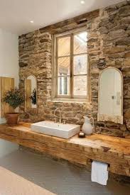 L'arredamento in legno naturale viene rivisitato con colori chiari e luminosi, tipici del mondo mediterraneo. Arredi Bagno Legno Naturale Bagni In Stile Rustico Design Bagno Rustico Bagno Rustico