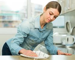 Auf keinen fall sollte der klebstoff gewaltsam mit spitzen gegenständen von der haut entfernt werden. Sekundenkleber Von Arbeitsplatte Entfernen So Gelingt Es Ihnen