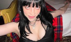 Billie Eilish, 21, deletes all of her social media from her phone | Daily  Mail Online