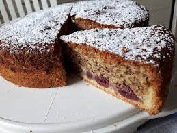 Wichtige küchengeräte schüssel, handrührgerät, küchensieb, schneidebrett, messer, springform, pinsel, kuchengitter. Rezept Kirsch Haselnuss Kuchen
