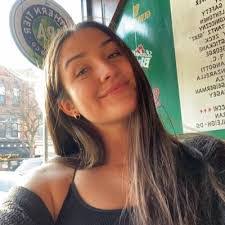 Lindsay Reyes's Instagram, Twitter & Facebook