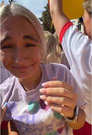 Feeling the Vibe: Hozier's Yell Captured in a Moment