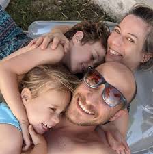 ביביזם פינת ביוביזם °°°°°°°°°°°°°°°°°°°°° 'הדמוקרטים' מדווחים: ‏ערוץ 20  העלו היום לשידור אדם בשם כפיר אלאל לשאול את יאיר נתניהו שאלה. החולצה שלו  הייתה מוכרת לי ונזכרתי בפרופיל טוויטר בשם: KFIR DAVID נראים