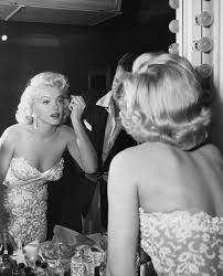 Old Hollywood On Instagram Marilyn Monroe Touching Up Her Makeup For The Premiere Of How To Marry A Millionair Marilyn Monroe Photos Marilyn Monroe Hollywood