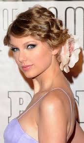 30 Elegante Und Anmutige Hochzeit Frisuren Mit Blumen Madame Friisuren Flower Girl Hairstyles Hair Styles Taylor Swift Hair