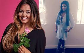 The reality star looked chic in a recent photo, wearing a floral shirt with the denim shorts. Scarlett Moffatt Workout Routine Und Diat Geheimnisse