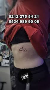 Belinde yer alan dövmesi, tibet diline ait bir yazı. Tattooartemre Mecidiyekoydovmeci Profil Pinterest