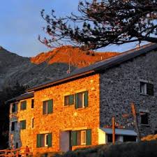 Le chalet altitude 2000 est situé au col du puymorens à 8 km du pas de la case en andorre. Hebergements Collectifs Tourisme Pyrenees Orientales