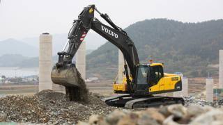Volvo EC240C-LR Excavator
