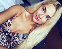 Vaata, milliseks seksikaks kaslaseks riietus Brigitte Susanne Hunt