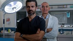 Luca argentero gioca con alessandro cattelan sui tre finali alternativi di doc. Oltre 8 Milioni Di Spettatori Per Doc Nelle Tue Mani Con Luca Argentero Medico In Cerca Di Memoria La Repubblica