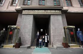 Millî savunma bakanlığı askeralma genel müdürlüğü devlet mh. Milli Savunma Bakani Akar Anitkabir I Gorme Hayali Gercek Olan Hakkarili Kucuk Hira Ile Gorustu