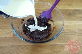 La Ganache Montee Un Nuage De Delice Au Chocolat Recette En 2020 Recette Ganache Montee Ganache Ganache Montee