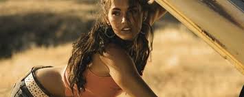 Most of the scene where megan fox appears in film transformers. Was Macht Eigentlich Transformers Und Turtles Star Megan Fox Kino News Filmstarts De