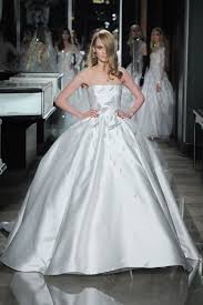 Visualizza altre idee su abiti, vestiti, colori. Reem Acra And Tiffany Co Designed A Wedding Dress Covered In 1 6 Million Worth Of Diamonds Vogue