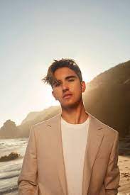 Pe culmile succesului in sua invitat la emisiunea jurnalul de seară, de la digi24, sebastian dobrincu, cel mai tânăr milionar din. Sebastian Dobrincu Knows No Limits From Tech Millionaire To Up And Coming Pop Star Millennium Magazine