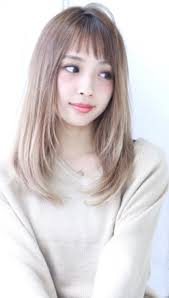 セミロングの髪型ヘアスタイル印象が変わるのはアレンジ次第