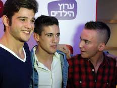 תפקיד ראשי בסרט חדש מבית גאליס האולטרה־פופולרי, גדודים של מעריצות צעירות שילכו אחריו עד לקצוות תבל, לוק חתיכי ורענן וחברה אוהבת. ×ª×•×'×œ ×©×¤×™×¨ Mako