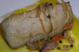 1 melva de 1 kg., 1 vaso de aceite, 1/2 vaso de vinagre de vino blanco, 1 cabeza de ajos, unos descabezamos y cortamos la melva por la mitad. Receta De Melva Al Horno