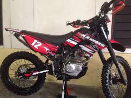 Untuk warna terbaru klx 150 bf se ini ada 2 pilihan warna yaitu biru metalik dikombinasikan dengan warna kuning dan hitam. Hasil Jadi Decal Klx 150 Decal Dtracker 150 Alpinestar Motocross Sepeda Gambar