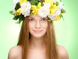 Belle Femme Tenant Une Couronne De Houx Sur La Tête Banque D'Images et  Photos Libres De Droits. Image 3905157