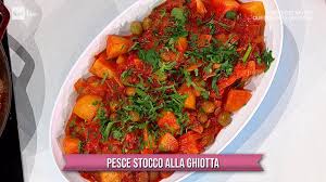 Fate rosolare la cipolla tritata finemente, assieme al sedano, ai capperi e alle olive snocciolate. E Sempre Mezzogiorno Ricetta Pesce Stocco Alla Ghiotta Di Fabio Potenzano