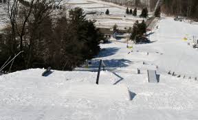 Tussey mountain has 5 lifts within its 15 hectares of terrain that is suitable for beginner and intermediate levels. Tussey Mountain Whitebookski
