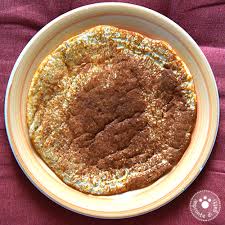 Versare gli albumi e la farina d'avena in un contenitore. Impronte Di Gatti Pancake Con Albumi E Crusca D Avena