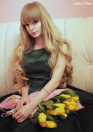 Dans la collection des poupées du monde, barbie rend honneur à ses destinations préférées en revisitant les tenues traditionnelles de ces pays sous un angle très mode. Cette Barbie Humaine Est Tellement Belle Que Ses Parents La Gardent Prisonniere