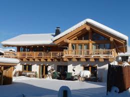 Moderne Trifft Tradition Ein Naturstammhaus Mit Einem Erdgeschoss Als Modernes Fachwerk Errichtet Mit Naturstammdachstuhl Giebelv Haus Hauswand Chalet Design