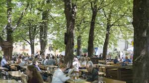 In der gastrobranche herrscht derzeit eine strikte maskenpflicht. Coronakrise Re Start Schliessung Hofbraukeller Munchen Schliesst Restaurant Wieder