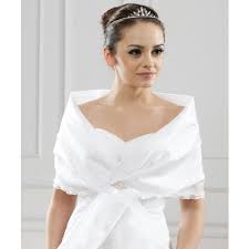 Une étole pour un mariage permet d'avoir quelque chose de léger sur les épaules en cas de légère baisse de. Comment Bien Nouer Son Etole De Mariage