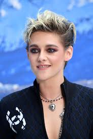 Kristen's braided updo at the eclipse premiere spawned a thousand youtube tutorials! Kristen Stewart Messy Cut Kristen Stewart Short Hairstyles Lookbook Stylebistro