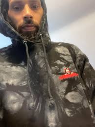 I'm streaming some warzone right now 🔥🔥 come support