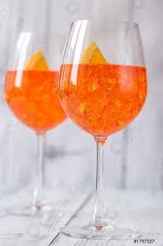 What makes aperol spritz, aperol spritz. Glas Aperol Spritz Cocktail Foto Vorratig Crushpixel