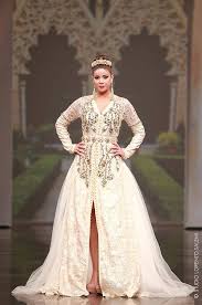 La location de caftan court design moderne défilé 2017 disponible sur ce site professionnel dans la vente et location des robes marocaines mode défilé pour mariage, soirée et autre festivité au maroc. Caftan Moderne Vs Caftan Traditionnel Caftan4you