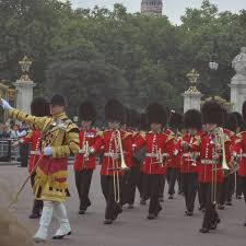 In coronafreien zeiten findet die traditionelle geburtstagsparade mit hunderten soldatinnen und soldaten die farbenfrohe militärparade trooping the colour zu ihren ehren findet wegen des normalerweise besseren wetters aber traditionell im juni statt. Trooping The Colour London Aktuelle 2021 Lohnt Es Sich Mit Fotos Tripadvisor