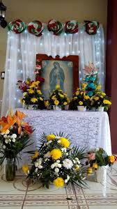 Bello Altar Con Flores De La Virgen De Guadalupe Como Adornar Un Altar Decoraciones De Altar Decoracion Del Altar