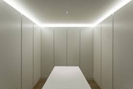 witte architecturale woning met warme lichtsfeer indirecte verlichting verlichting verlichting ideeen