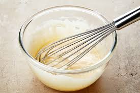 Dopo aver incorporato tutto lo zucchero la meringa sarà densa e cremosa, quindi versate il succo di limone 3. Come Montare Gli Albumi Trucchi E Consigli
