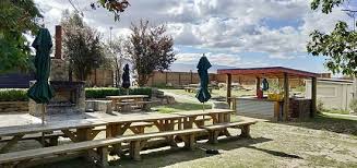 Slow smoked bbq and thin crust pizza with a quality selection of tasty sides was the kind of food that made us happy. Beer Garden Outdoor Bbq Entertainment Area Picture Of Bannockburn Hotel Wine Country Restaurant And Bar Cromwell Tripadvisor
