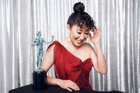 While a head of perfect ringlets are beautiful, anyone with curly hair will tell you that curly hair doesn't always like to behave. Sandra Oh S Curly Hair Routine Hair Stylist Ted Gibson S Curly Hair Tip