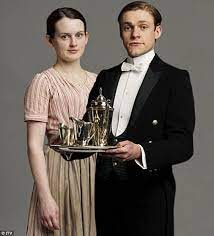 So Will They Or Won T They The Actors Who Play Downton S Infatuated Footman William And Ditsy Scullery Maid Daisy Discuss Their Tumultuous Romance Downton Abbey Downton Downton Abbey Costumes
