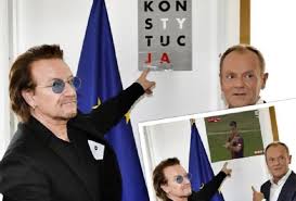 22 kwietnia szef rady europejskiej i były premier polski donald tusk kończy 62 lata. Zdjecie Donalda Tuska I Bono Zainspirowalo Internautow Najlepsze Memy Wmeritum Pl