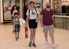 Ergenç, sabah saatlerinde oğulları ali ile denize atlarken, eşi korel tekneden onları izlemekle yetindi. Halit Ergenc Ve Berguzar Korel Ciftinin Yeni Yatirimi