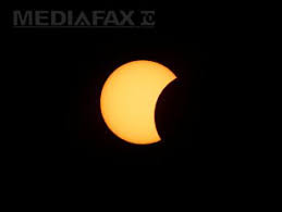 Deși diametrul soarelui este mult mai mare decât cel al pământului, de 1,4 milioane de kilometri, față de aproape 3.500 km, distanța dintre cele două corpuri din galaxie, produce aceste eclipse de soare. Ofgfgc1nt A8ym